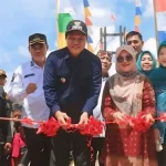 Bupati Kabupaten Muara Enim, Edison, Meresmikan Penggunaan Jembatan gantung Desa Siku untuk memperlancar ekonomi dan akses ke Danau Mangkas. (MUSINEWS.ID/HAIRUDIN)