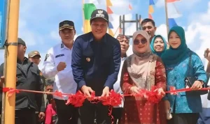 Bupati Kabupaten Muara Enim, Edison, Meresmikan Penggunaan Jembatan gantung Desa Siku untuk memperlancar ekonomi dan akses ke Danau Mangkas. (MUSINEWS.ID/HAIRUDIN)