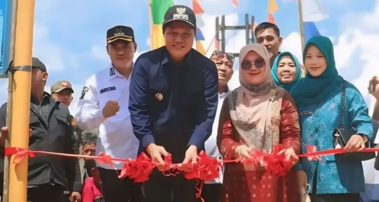 Bupati Kabupaten Muara Enim, Edison, Meresmikan Penggunaan Jembatan gantung Desa Siku untuk memperlancar ekonomi dan akses ke Danau Mangkas. (MUSINEWS.ID/HAIRUDIN)