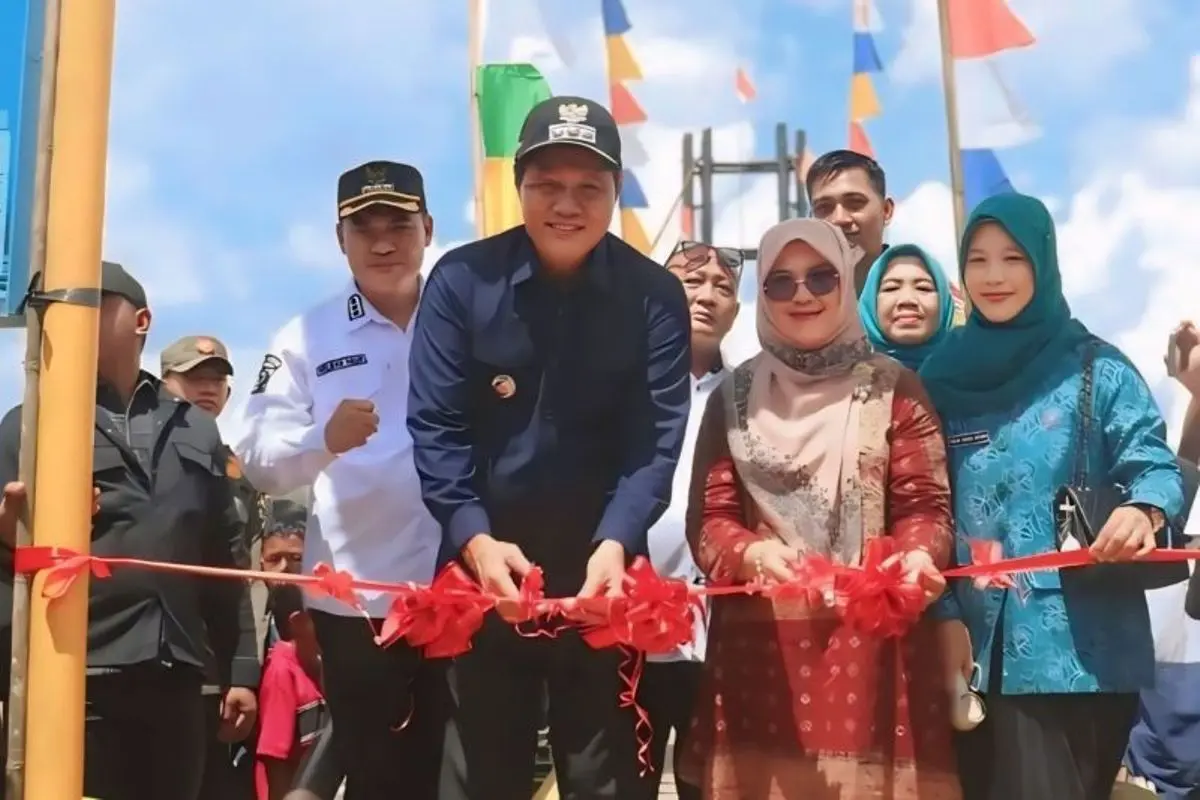 Bupati Kabupaten Muara Enim, Edison, Meresmikan Penggunaan Jembatan gantung Desa Siku untuk memperlancar ekonomi dan akses ke Danau Mangkas. (MUSINEWS.ID/HAIRUDIN)