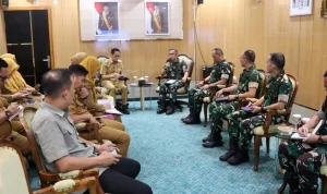 Wali Kota Palembang, Ratu Dewa, saat menerima audiensi jajaran Kodam II/Sriwijaya yang diwakili Asrendam II/Sriwijaya di Kantor Wali Kota Palembang, Senin, 4 Mei 2026. (MUSINEWS.iD/TRY)