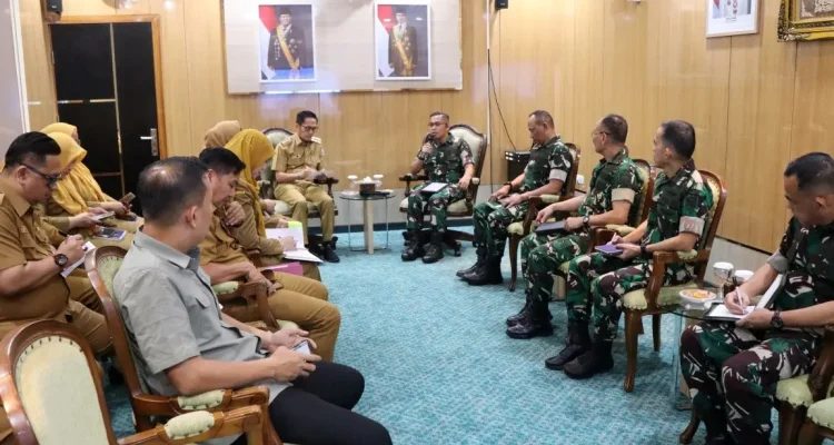 Wali Kota Palembang, Ratu Dewa, saat menerima audiensi jajaran Kodam II/Sriwijaya yang diwakili Asrendam II/Sriwijaya di Kantor Wali Kota Palembang, Senin, 4 Mei 2026. (MUSINEWS.iD/TRY)