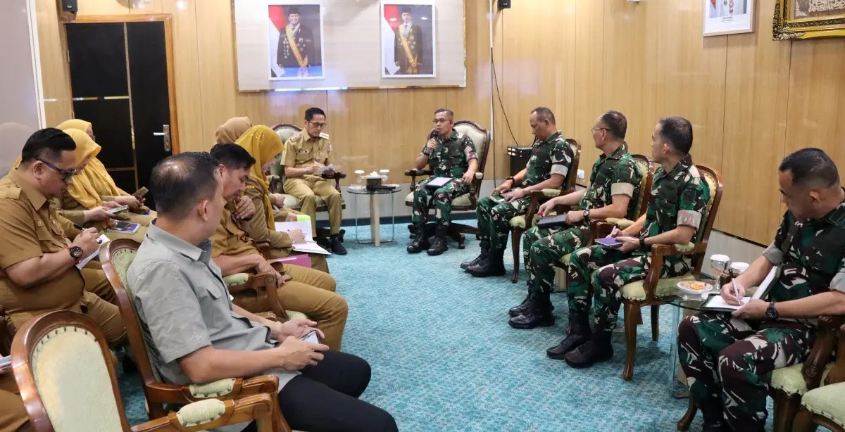Wali Kota Palembang, Ratu Dewa, saat menerima audiensi jajaran Kodam II/Sriwijaya yang diwakili Asrendam II/Sriwijaya di Kantor Wali Kota Palembang, Senin, 4 Mei 2026. (MUSINEWS.iD/TRY)