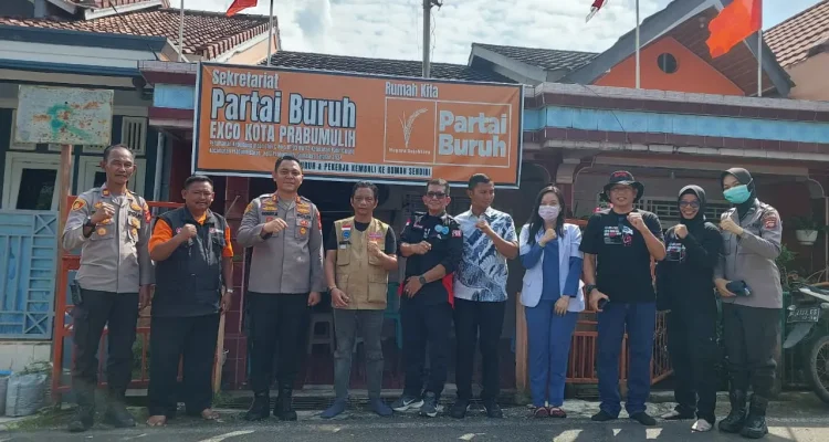 Kapolres Prabumulih silaturahmi dengan buruh dan beri bantuan di Hari Buruh