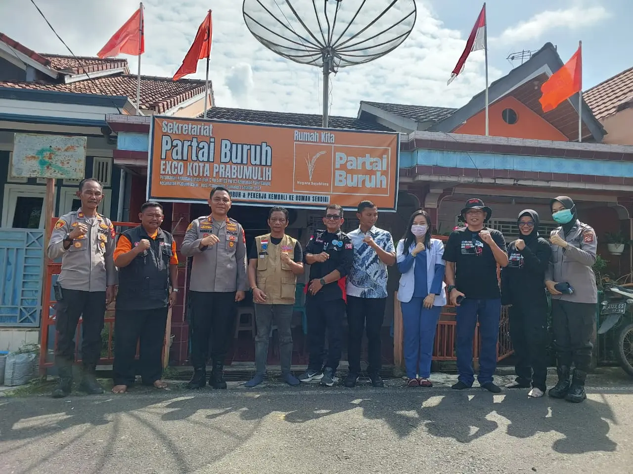 Kapolres Prabumulih silaturahmi dengan buruh dan beri bantuan di Hari Buruh