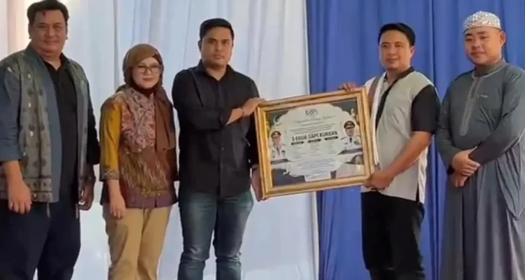 PT Tirta Sriwijaya Maju (Perseroda) melaksanakan aksi kemanusiaan melalui Program Tanggung Jawab Sosial dan Lingkungan (TJSL) dengan menyembelih tiga ekor sapi kurban untuk dibagikan kepada masyarakat yang membutuhkan, serta anak-anak di panti asuhan. (MUSINEWS.ID/TRY)