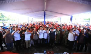 Gubernur Herman Deru berbincang langsung dengan buruh saat peringatan May Day di DPRD Sumsel. (MUSINEWS.ID/TRI)