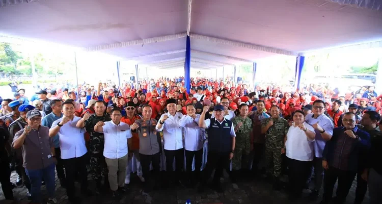 Gubernur Herman Deru berbincang langsung dengan buruh saat peringatan May Day di DPRD Sumsel. (MUSINEWS.ID/TRI)