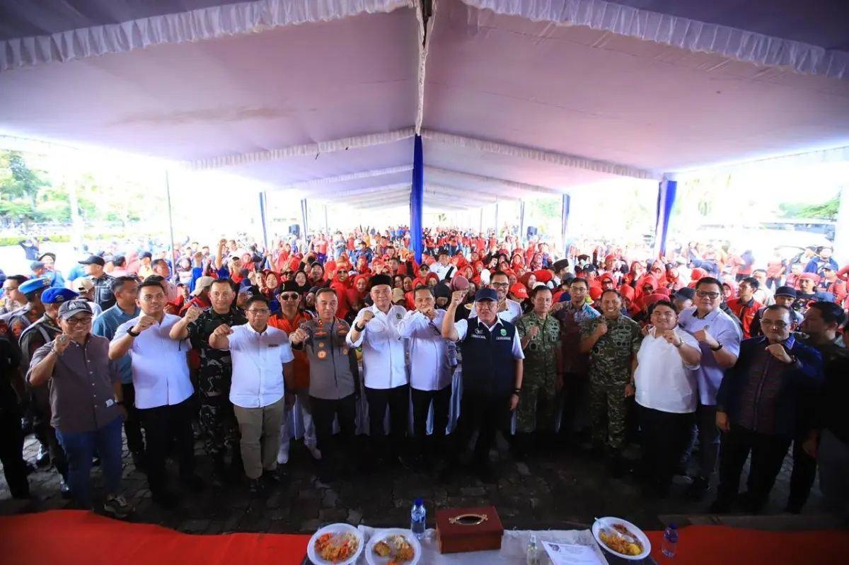 Gubernur Herman Deru berbincang langsung dengan buruh saat peringatan May Day di DPRD Sumsel. (MUSINEWS.ID/TRI)