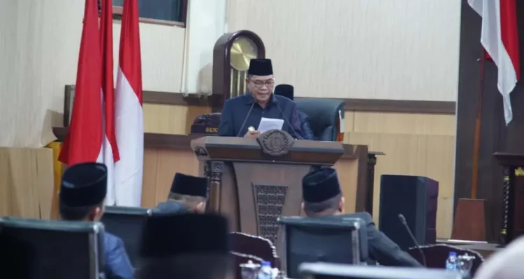 Bupati Muba menyampaikan Raperda Pertanggungjawaban APBD 2025 dalam rapat paripurna DPRD Muba.