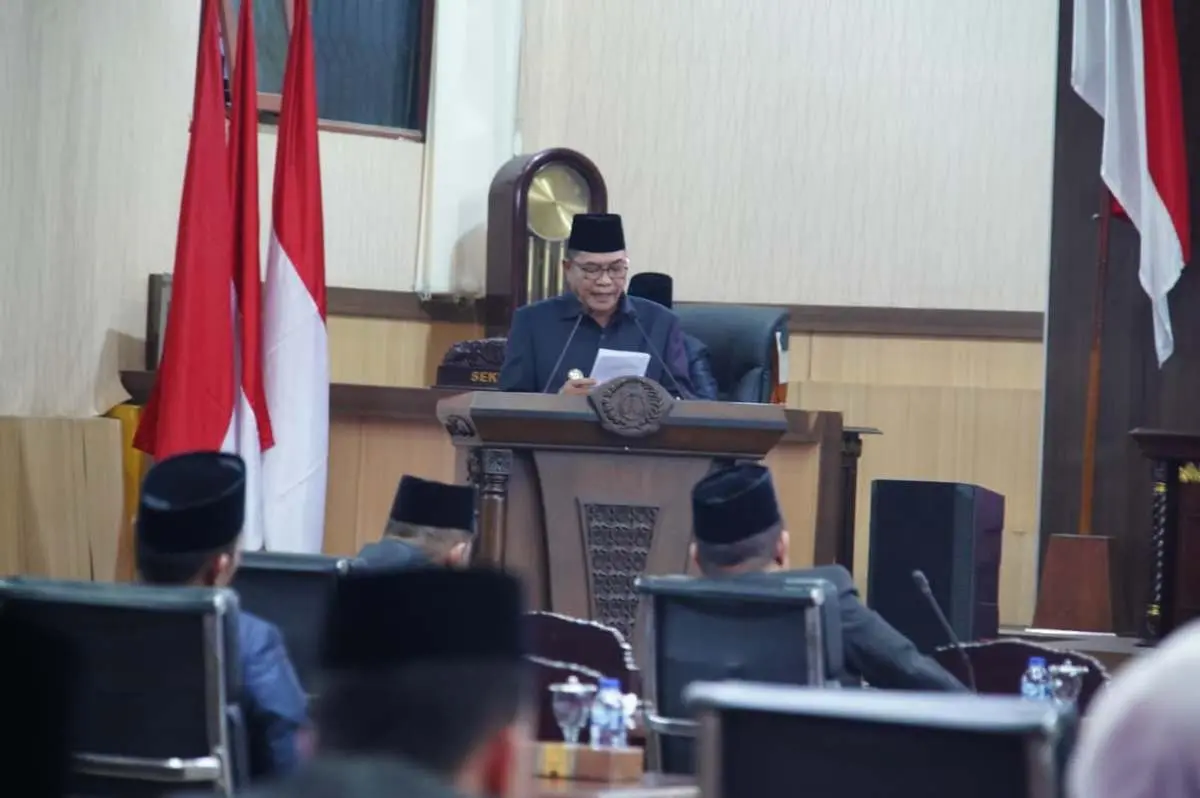 Bupati Muba menyampaikan Raperda Pertanggungjawaban APBD 2025 dalam rapat paripurna DPRD Muba.