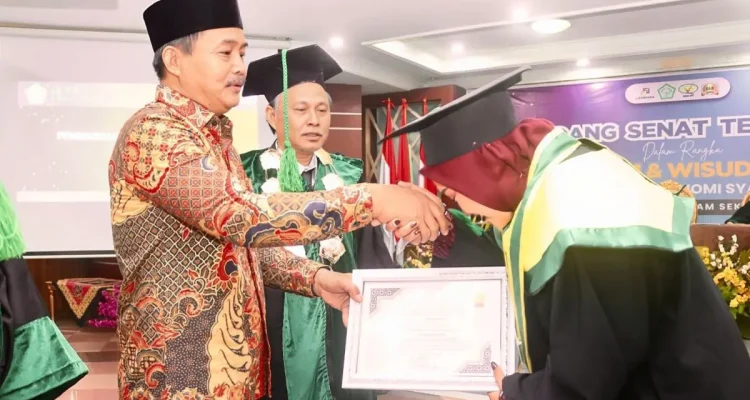 Wisuda STEI Sekayu Palembang yang mengukuhkan 19 sarjana ekonomi syariah di Auditorium Pemkab Muba.