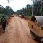 Petugas dan alat berat melakukan perbaikan Jalan Desa Keramat Jaya di Sungai Keruh, Muba.