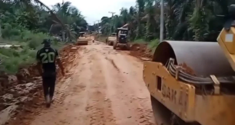 Petugas dan alat berat melakukan perbaikan Jalan Desa Keramat Jaya di Sungai Keruh, Muba.