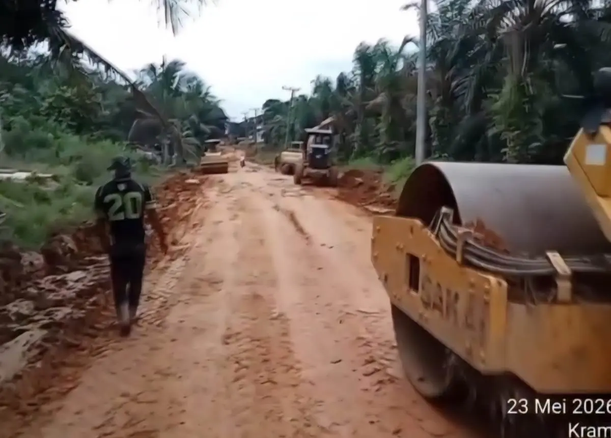 Petugas dan alat berat melakukan perbaikan Jalan Desa Keramat Jaya di Sungai Keruh, Muba.