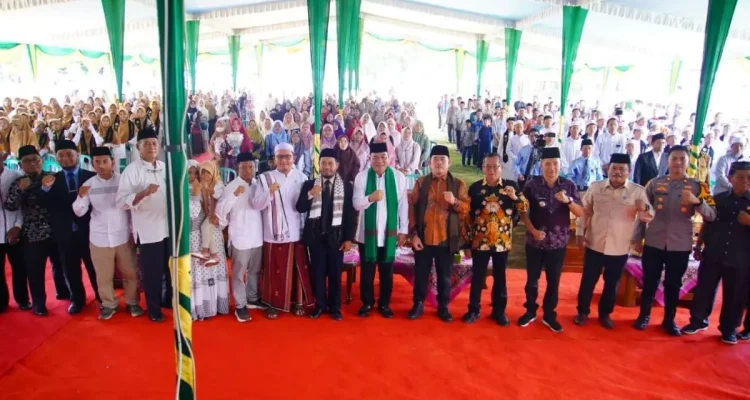 Bupati Muba HM Toha Tohet menghadiri Haflah Tahfizh Al-Mubarokah dan wisuda santri penghafal Al-Qur'an di Babat Supat.