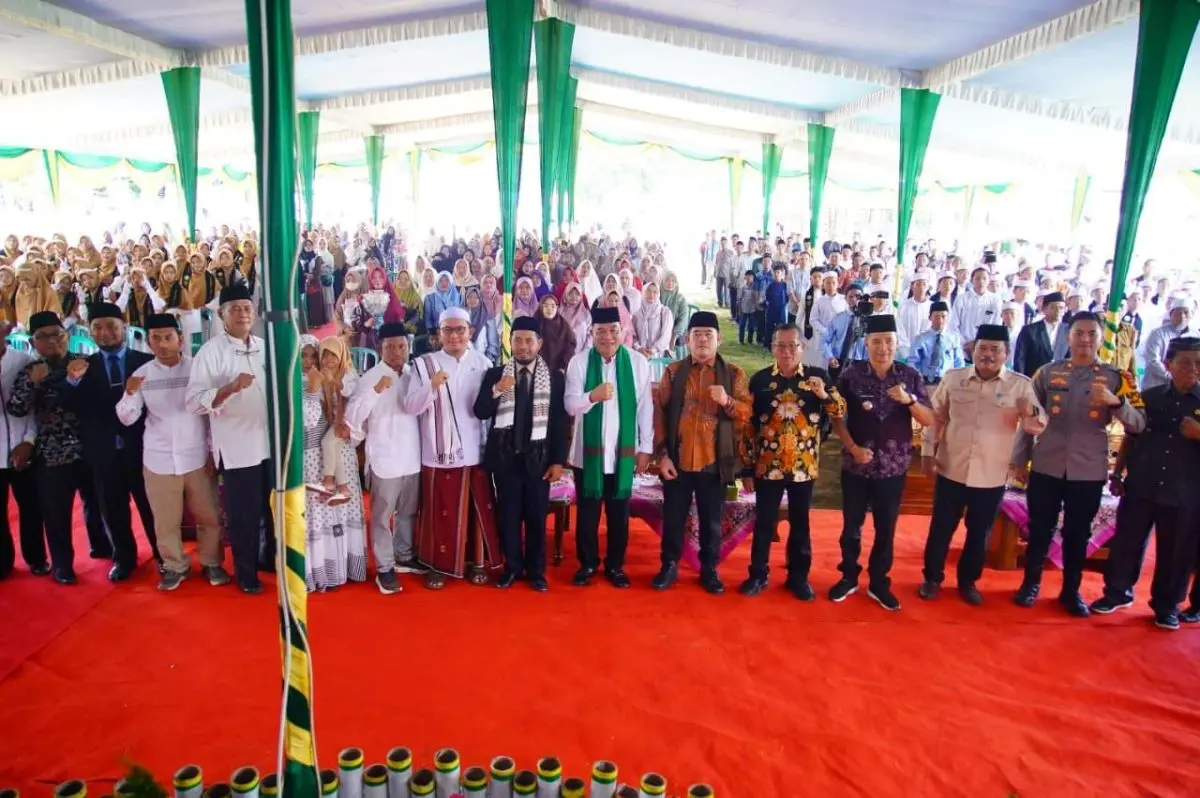 Bupati Muba HM Toha Tohet menghadiri Haflah Tahfizh Al-Mubarokah dan wisuda santri penghafal Al-Qur'an di Babat Supat.