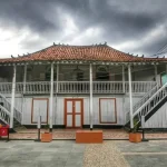 Deretan rumah tua Kampung Arab Al Munawar Palembang di tepian Sungai Musi yang menjadi wisata heritage budaya.