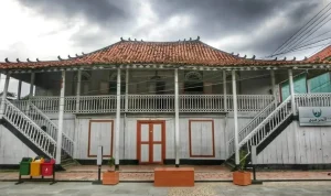Deretan rumah tua Kampung Arab Al Munawar Palembang di tepian Sungai Musi yang menjadi wisata heritage budaya.