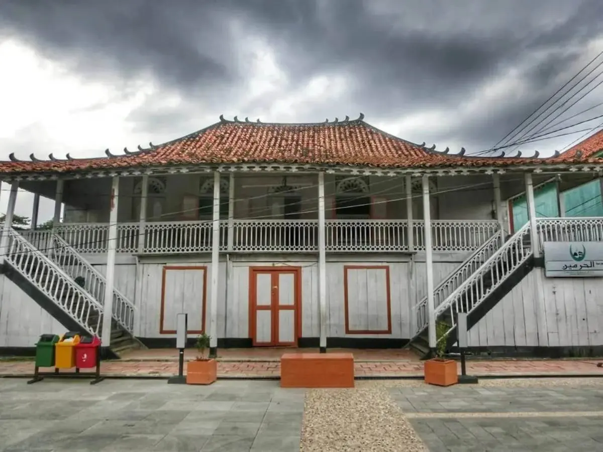 Deretan rumah tua Kampung Arab Al Munawar Palembang di tepian Sungai Musi yang menjadi wisata heritage budaya.