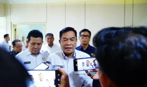 Pemkab Musi Banyuasin bergerak cepat menyinkronkan kebijakan daerah dengan regulasi sektor energi nasional. Langkah ini diwujudkan melalui penyelenggaraan rapat finalisasi ikrar bersama untuk mengimplementasikan Permen ESDM Nomor 14 Tahun 2025, secara terukur dan terintegrasi. (MUSINEWS.ID/TRI) Pemkab Musi Banyuasin bergerak cepat menyinkronkan kebijakan daerah dengan regulasi sektor energi nasional. Langkah ini diwujudkan melalui penyelenggaraan rapat finalisasi ikrar bersama untuk mengimplementasikan Permen ESDM Nomor 14 Tahun 2025, secara terukur dan terintegrasi. (MUSINEWS.ID/TRI)