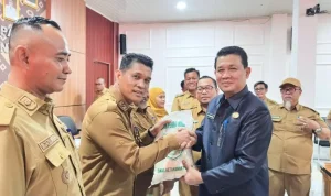 Sekda Muba Syafaruddin menyerahkan Bantuan Cadangan Pangan Muba kepada desa penerima secara simbolis.