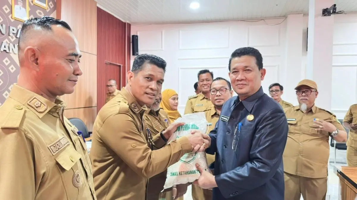 Sekda Muba Syafaruddin menyerahkan Bantuan Cadangan Pangan Muba kepada desa penerima secara simbolis.
