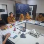 Kepala Disnakertrans Muba menyampaikan penguatan kebijakan tenaga kerja lokal Muba dalam rapat evaluasi ketenagakerjaan