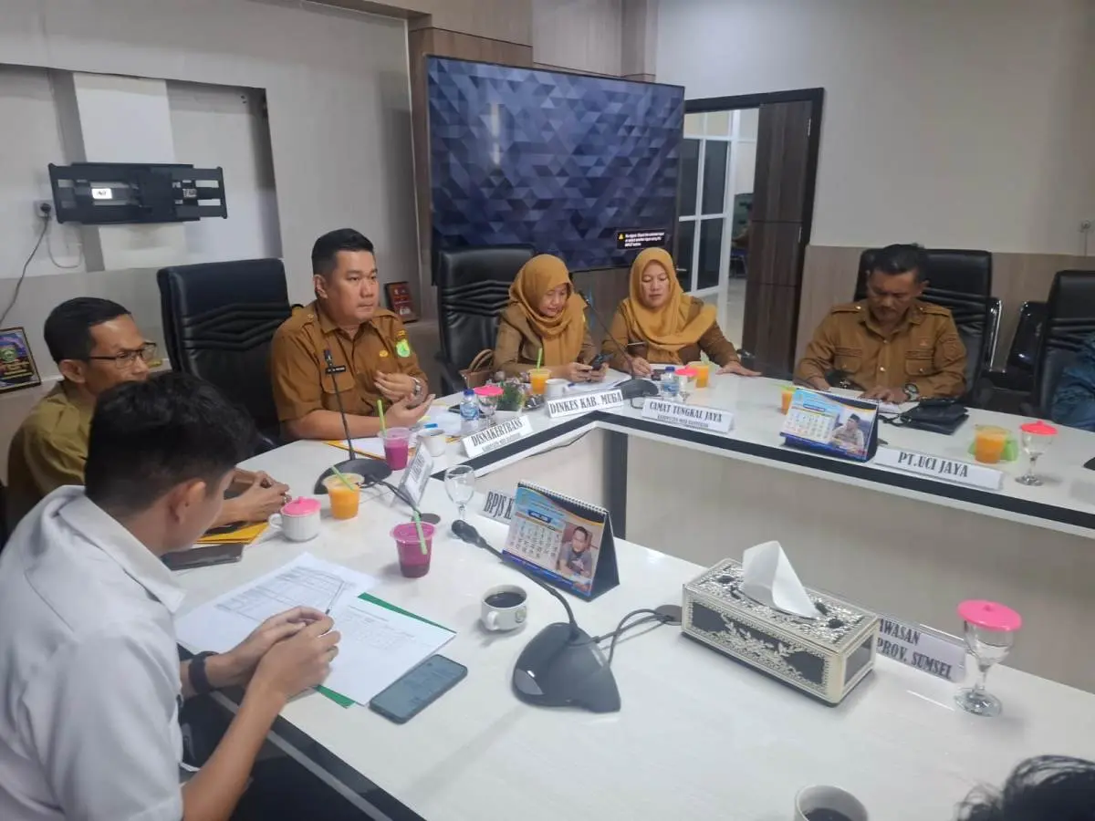 Kepala Disnakertrans Muba menyampaikan penguatan kebijakan tenaga kerja lokal Muba dalam rapat evaluasi ketenagakerjaan