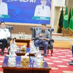 Bupati Muba menerima sertifikat desain pembangunan Jembatan P6 Lalan dari Kementerian PU.