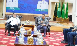 Bupati Muba menerima sertifikat desain pembangunan Jembatan P6 Lalan dari Kementerian PU.