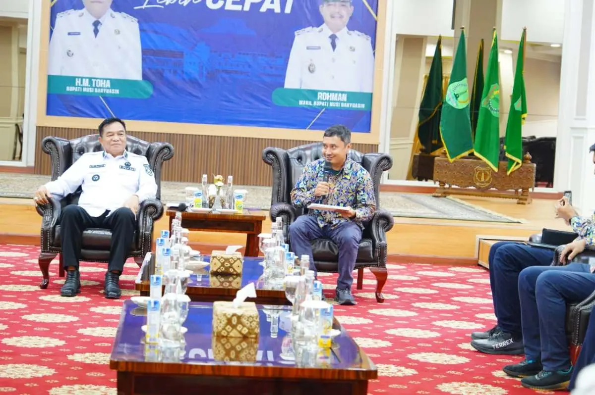 Bupati Muba menerima sertifikat desain pembangunan Jembatan P6 Lalan dari Kementerian PU.