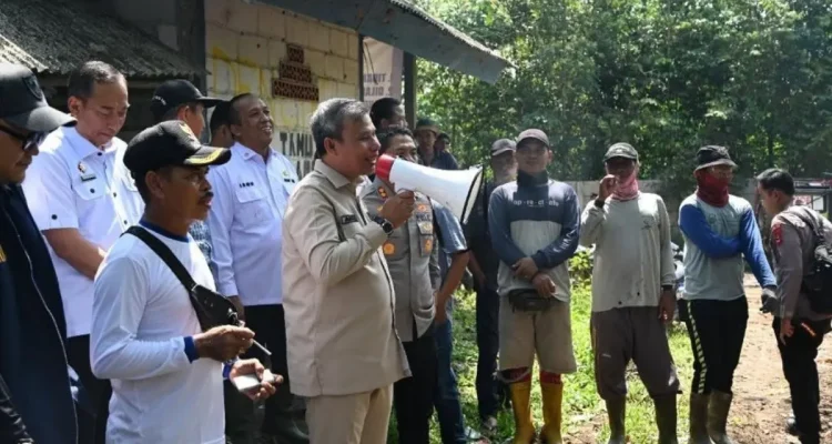 Panitia Khusus (Pansus) Perkebunan Dewan Perwakilan Rakyat Daerah (DPRD) Provinsi Sumatra Selatan (Sumsel) turun langsung ke lapangan, guna mengawal proses penyerahan hak garap lahan eks Gembala kepada masyarakat Desa Tanjung Baru, Kecamatan Indralaya Utara, Kabupaten Ogan Ilir. (MUSINEWS.ID/TRY)
