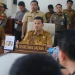 Sekretaris Daerah Kabupaten Muba, Syafaruddin, saat menerima audiensi dan aspirasi dari ratusan massa yang tergabung dalam Persatuan Penyuling Minyak Muba. (MUSINEWS.ID/TRY)