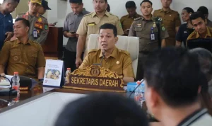 Sekretaris Daerah Kabupaten Muba, Syafaruddin, saat menerima audiensi dan aspirasi dari ratusan massa yang tergabung dalam Persatuan Penyuling Minyak Muba. (MUSINEWS.ID/TRY)