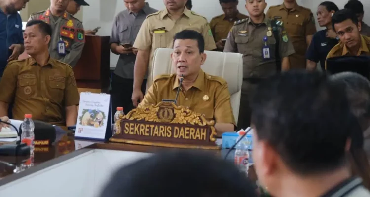 Sekretaris Daerah Kabupaten Muba, Syafaruddin, saat menerima audiensi dan aspirasi dari ratusan massa yang tergabung dalam Persatuan Penyuling Minyak Muba. (MUSINEWS.ID/TRY)