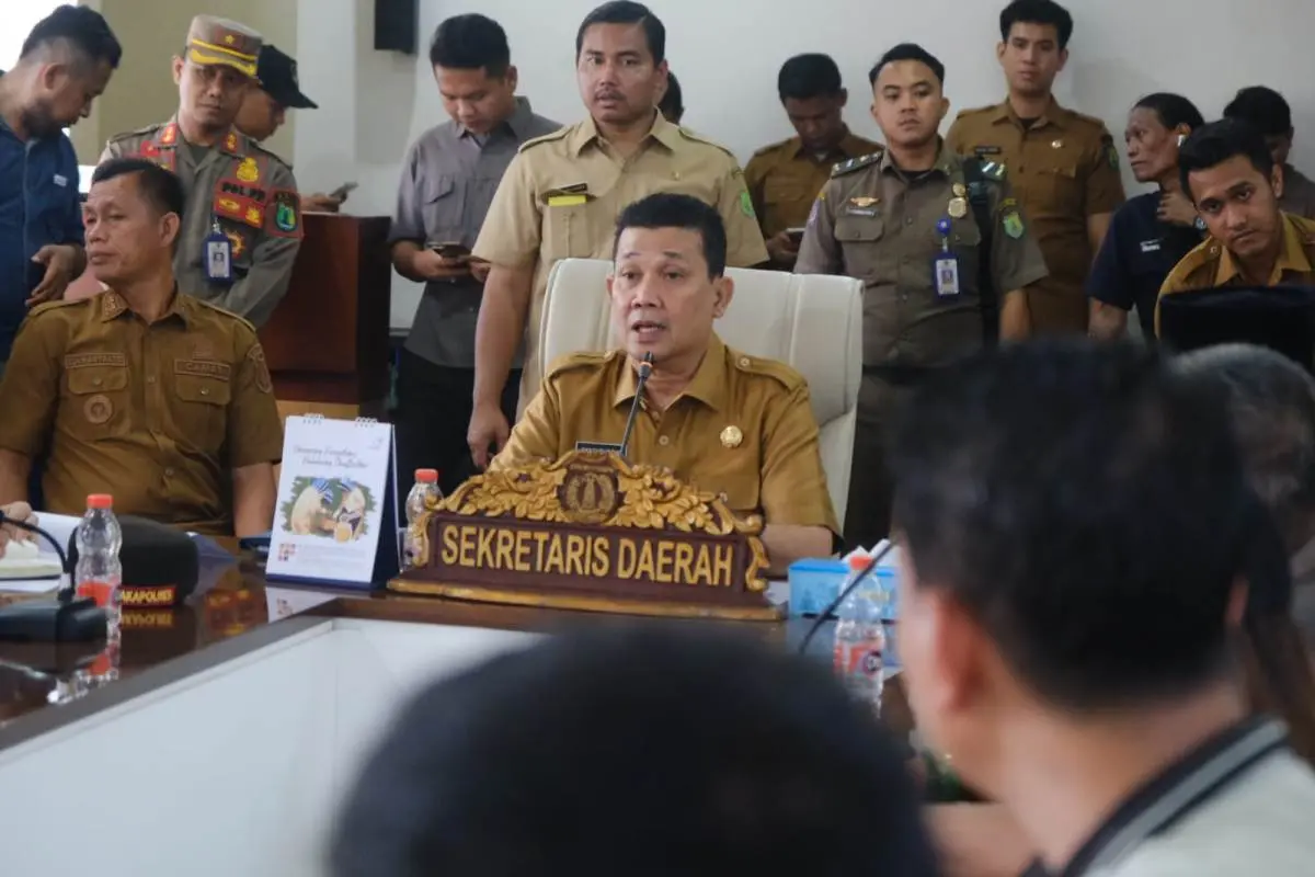 Sekretaris Daerah Kabupaten Muba, Syafaruddin, saat menerima audiensi dan aspirasi dari ratusan massa yang tergabung dalam Persatuan Penyuling Minyak Muba. (MUSINEWS.ID/TRY)
