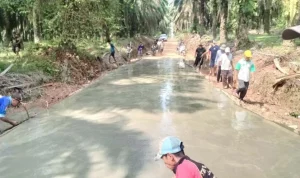 Menindaklanjuti instruksi Bupati Kabupaten Muba, Toha Tohet, gerakan gotong royong kali ini menyasar jalur penghubung antar kecamatan di wilayah Kecamatan Babat Supat, pada hari Jum'at, tanggal 5 Juni 2026. (MUSINEWS.ID/TRI) Menindaklanjuti instruksi Bupati Kabupaten Muba, Toha Tohet, gerakan gotong royong kali ini menyasar jalur penghubung antar kecamatan di wilayah Kecamatan Babat Supat, pada hari Jum'at, tanggal 5 Juni 2026. (MUSINEWS.ID/TRI)