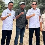 Pemerintah Kecamatan (Pemcam) Bayung Lencir memelopori gerakan gotong royong untuk memperbaiki kerusakan jalan penghubung di Desa Muara Bahar. (MUSINEWS.ID/TRI)