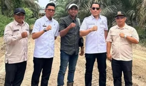 Pemerintah Kecamatan (Pemcam) Bayung Lencir memelopori gerakan gotong royong untuk memperbaiki kerusakan jalan penghubung di Desa Muara Bahar. (MUSINEWS.ID/TRI) Pemerintah Kecamatan (Pemcam) Bayung Lencir memelopori gerakan gotong royong untuk memperbaiki kerusakan jalan penghubung di Desa Muara Bahar. (MUSINEWS.ID/TRI)