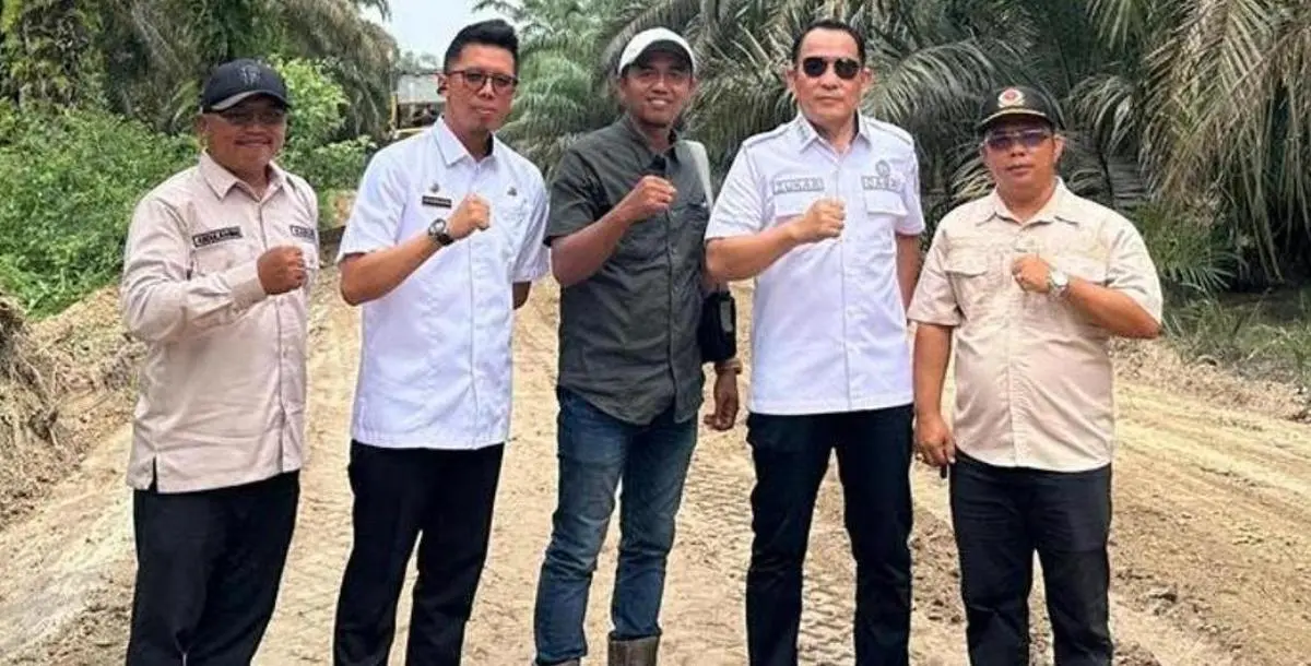 Pemerintah Kecamatan (Pemcam) Bayung Lencir memelopori gerakan gotong royong untuk memperbaiki kerusakan jalan penghubung di Desa Muara Bahar. (MUSINEWS.ID/TRI)