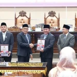 Gubernur Sumsel Herman Deru menerima LHP BPK RI terkait WTP Sumsel 12 kali berturut-turut dalam rapat paripurna DPRD Sumsel