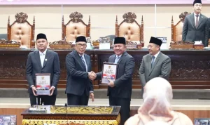 wtp-sumsel-12-kali-berturut-turut Gubernur Sumsel Herman Deru menerima LHP BPK RI terkait WTP Sumsel 12 kali berturut-turut dalam rapat paripurna DPRD Sumsel