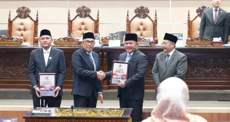 Gubernur Sumsel Herman Deru menerima LHP BPK RI terkait WTP Sumsel 12 kali berturut-turut dalam rapat paripurna DPRD Sumsel