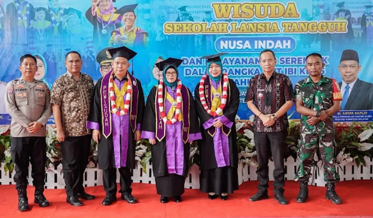 Ketua Tim Penggerak (TP) Pemberdayaan dan Kesejahteraan Keluarga (PKK) Kabupaten Musi Banyuasin (Muba), Hj. Patimah Toha, menghadiri prosesi wisuda Sekolah Lansia Tangguh Nusa Indah. (MUSINEWS.ID/TRI)