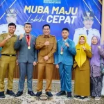 Dua pelajar berprestasi asal Kabupaten Musi Banyuasin (Muba) bersiap membawa nama Indonesia ke panggung sains internasional. Kakak beradik, Kianzhu P Alfarobby (siswa SMP Negeri 6 Unggul Sekayu) dan M. Zaffa P Alfarobby (siswa SMA Negeri 2 Sekayu), lolos sebagai delegasi dalam Lomba Penelitian Belia Tingkat Internasional, yang akan diselenggarakan di Bangkok, Thailand. (MUSINEWS.ID/TRI)