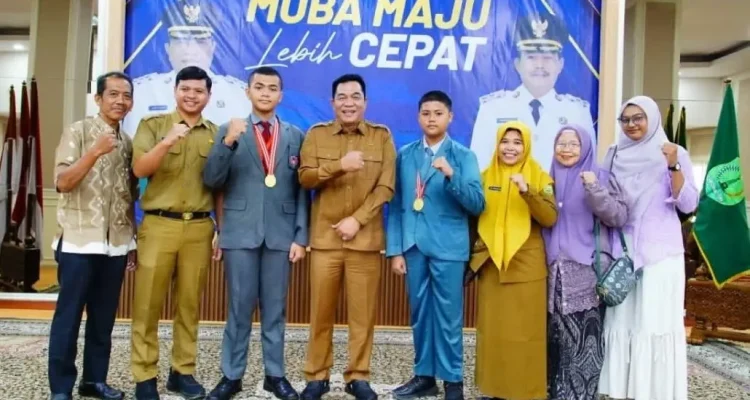 Dua pelajar berprestasi asal Kabupaten Musi Banyuasin (Muba) bersiap membawa nama Indonesia ke panggung sains internasional. Kakak beradik, Kianzhu P Alfarobby (siswa SMP Negeri 6 Unggul Sekayu) dan M. Zaffa P Alfarobby (siswa SMA Negeri 2 Sekayu), lolos sebagai delegasi dalam Lomba Penelitian Belia Tingkat Internasional, yang akan diselenggarakan di Bangkok, Thailand. (MUSINEWS.ID/TRI)