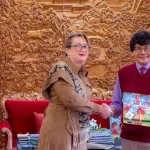 Kedutaan Besar Republik Indonesia (KBRI) Canberra resmi meluncurkan buku anak dwibahasa berjudul Masalah Tuberkulosis (TB Trouble), beserta buku aktivitas pendampingnya. Karya literasi ini merupakan tulisan dari Susan Neuhaus, yang diperkenalkan secara publik di Wisma Duta RI Canberra, Australia. (foto : kemendikdasmen.go.id)