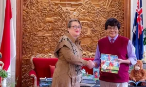 Kedutaan Besar Republik Indonesia (KBRI) Canberra resmi meluncurkan buku anak dwibahasa berjudul Masalah Tuberkulosis (TB Trouble), beserta buku aktivitas pendampingnya. Karya literasi ini merupakan tulisan dari Susan Neuhaus, yang diperkenalkan secara publik di Wisma Duta RI Canberra, Australia. (foto : kemendikdasmen.go.id)