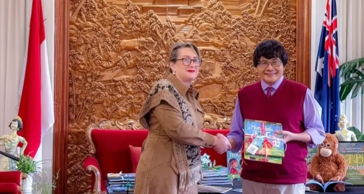Kedutaan Besar Republik Indonesia (KBRI) Canberra resmi meluncurkan buku anak dwibahasa berjudul Masalah Tuberkulosis (TB Trouble), beserta buku aktivitas pendampingnya. Karya literasi ini merupakan tulisan dari Susan Neuhaus, yang diperkenalkan secara publik di Wisma Duta RI Canberra, Australia. (foto : kemendikdasmen.go.id)